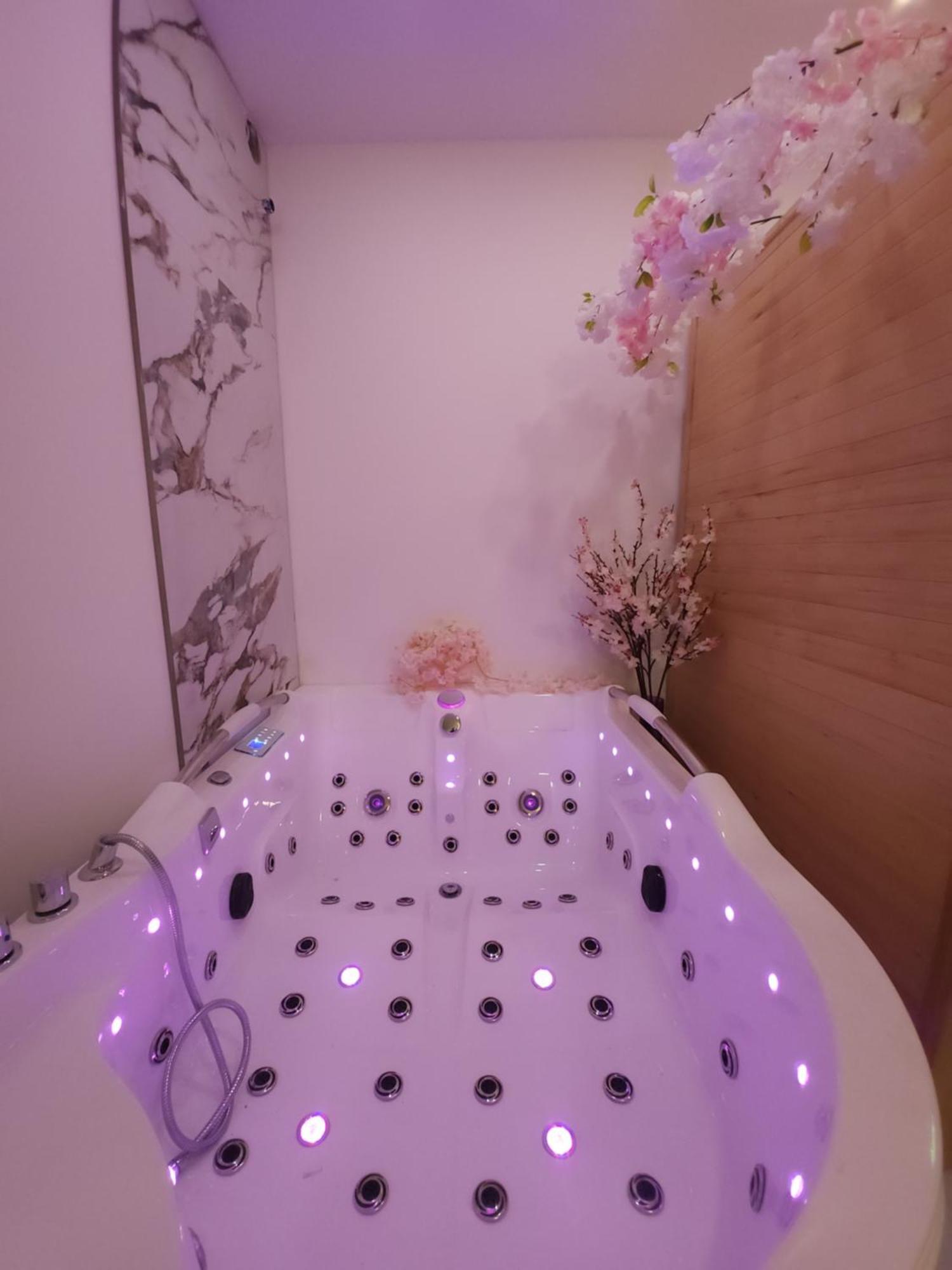 New In Gdansk! Red Room In The Heart Of Gdansk - Bdsm - With A Luxury Jacuzzi And Access To A Sauna Exterior photo