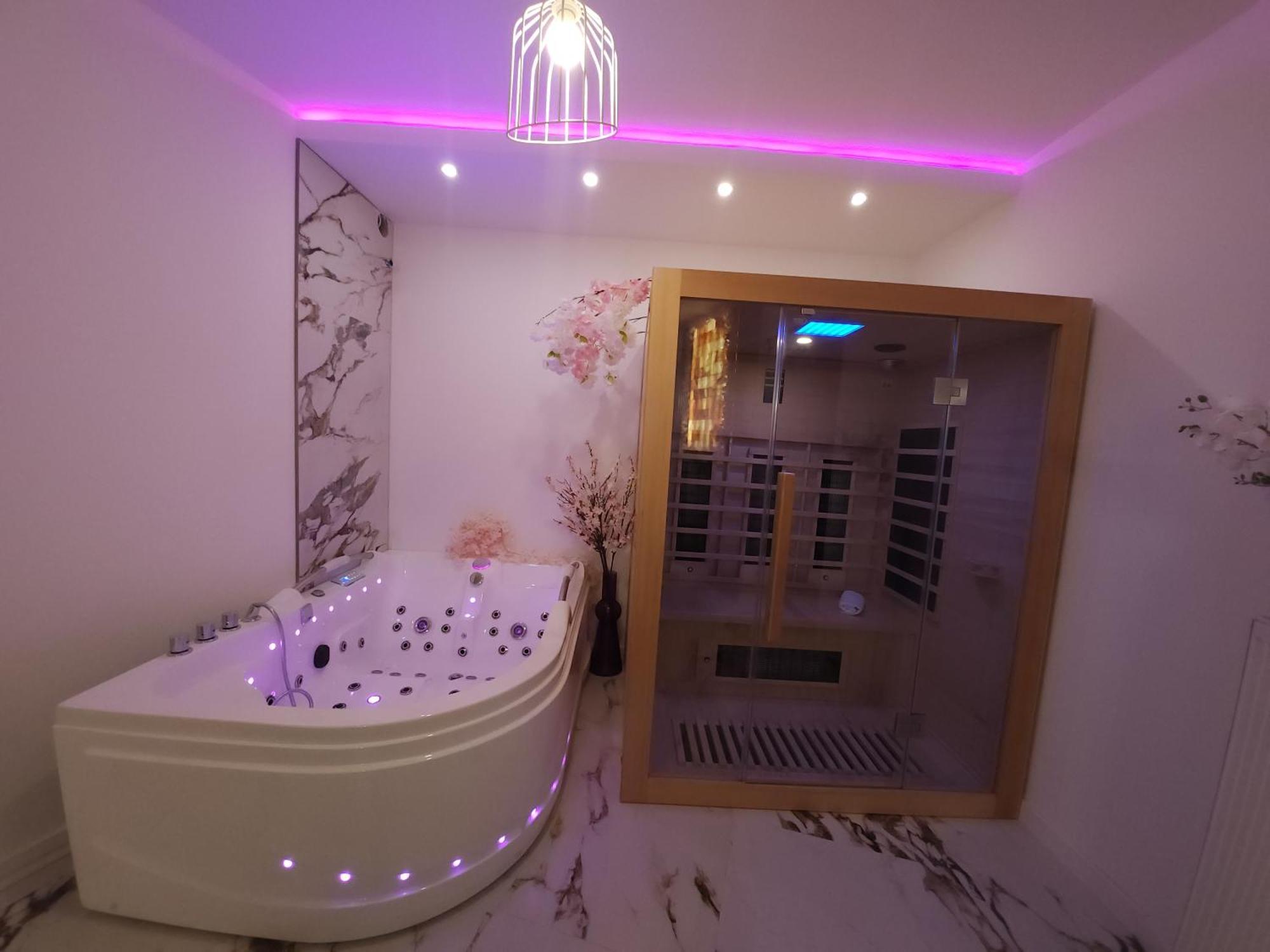 New In Gdansk! Red Room In The Heart Of Gdansk - Bdsm - With A Luxury Jacuzzi And Access To A Sauna Exterior photo