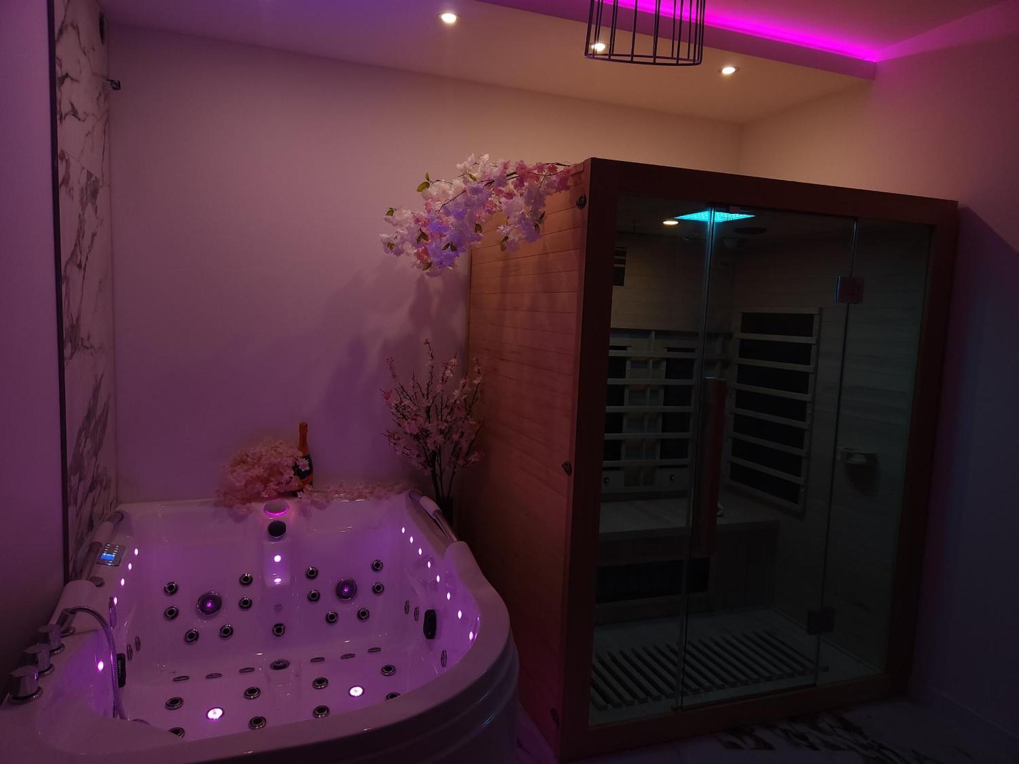 New In Gdansk! Red Room In The Heart Of Gdansk - Bdsm - With A Luxury Jacuzzi And Access To A Sauna Exterior photo
